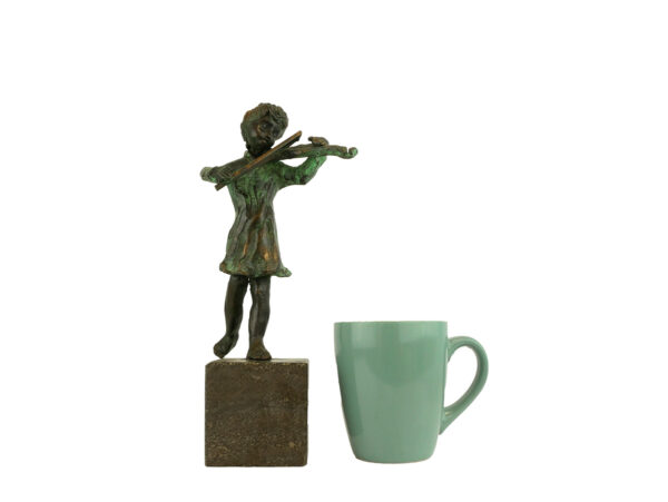 Bronzen beeld Violist vergelijking met object